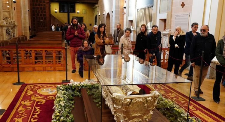 Miles de fieles acuden a ver los restos de santa Teresa de Ávila que murió en 1582