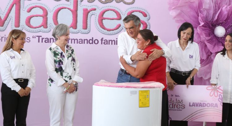 Cumplen Américo y María de Villarreal a las familias de Jaumave