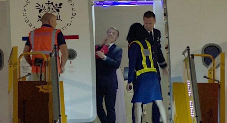 Macron recibe un manotazo de su esposa; el presidente francés dice que estaban bromeando (Video)