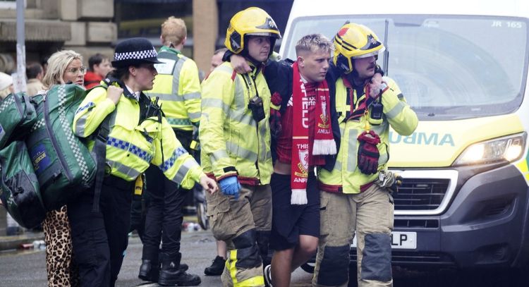Atropello a aficionados del Liverpool deja 27 hospitalizados, incluidos cuatro niños