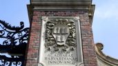 Foto ilustrativa de la nota titulada: Trump apunta a terminar contratos federales con Harvard: ¿por qué arremete contra la universidad?