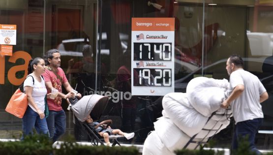 Peso gana por la debilidad del dólar