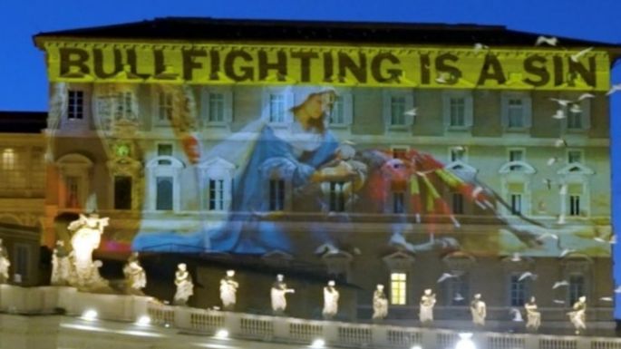 PETA manda mensaje al papa León XIV y proyecta imágenes en el Vaticano contra las corridas de toros