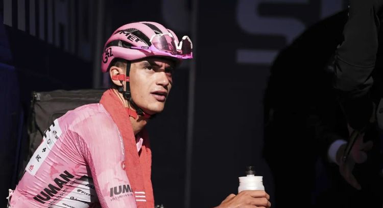 Isaac del Toro mantiene el liderato del Giro tras 16 etapas; la competición termina este domingo