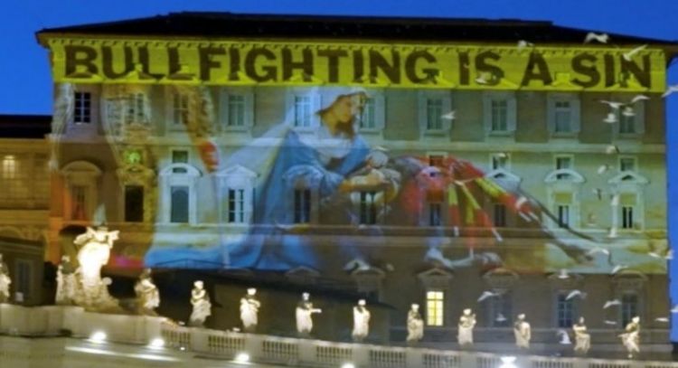 PETA manda mensaje al papa León XIV y proyecta imágenes en el Vaticano contra las corridas de toros