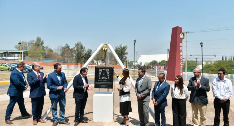Gobernadora de Aguascalientes dio inicio a la construcción del laboratorio semiconductores