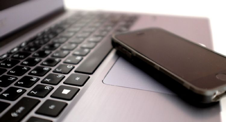 Así detectan los ladrones que dejaste tu celular y computadora en el auto