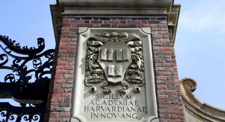 Jueza federal detiene la suspensión de visados a alumnos extranjeros de Harvard ordenada por Trump
