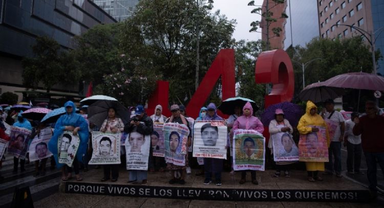 Padres de normalistas plantean a Sheinbaum la destituciÃ³n del fiscal para el caso Ayotzinapa