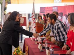 80 estudiantes de distintas licenciaturas recibieron sus títulos.