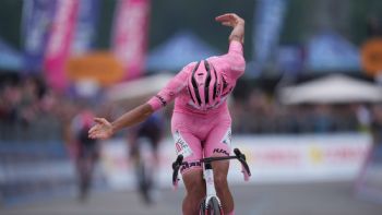 Isaac del Toro gana su primera etapa en el Giro de Italia y mantiene el liderato