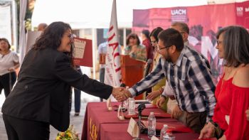 80 estudiantes de distintas licenciaturas recibieron sus títulos.