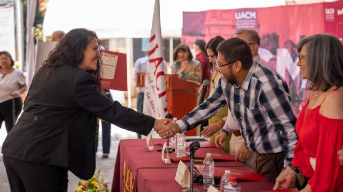 80 estudiantes de distintas licenciaturas recibieron sus títulos.