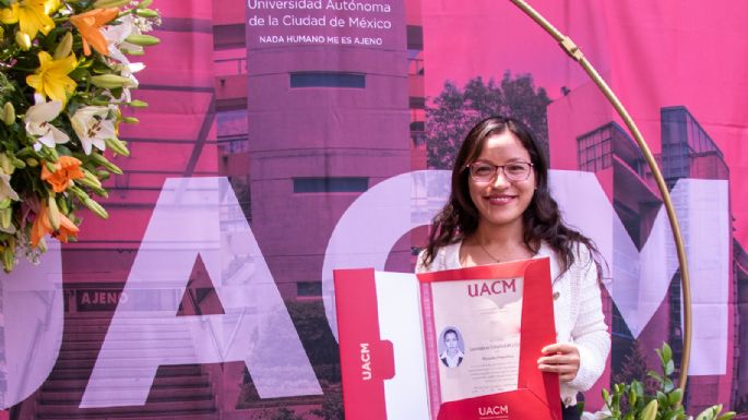 80 estudiantes de distintas licenciaturas recibieron sus títulos.