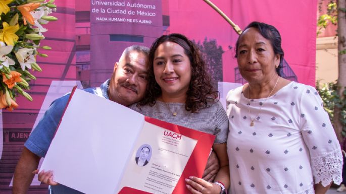 80 estudiantes de distintas licenciaturas recibieron sus títulos.