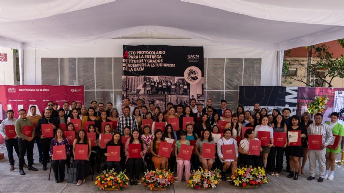 80 estudiantes de distintas licenciaturas recibieron sus títulos.