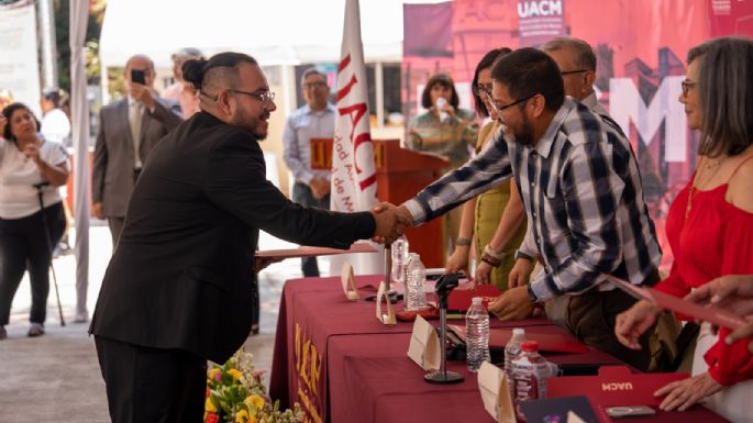 80 estudiantes de distintas licenciaturas recibieron sus títulos.