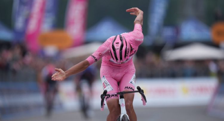 Isaac del Toro gana su primera etapa en el Giro de Italia y mantiene el liderato