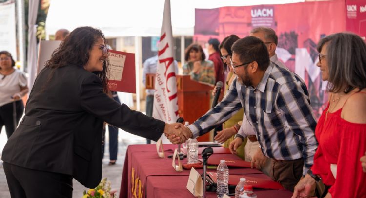 80 estudiantes de distintas licenciaturas recibieron sus títulos.