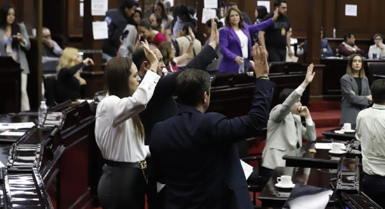 En medio de protestas de periodistas, Congreso de Michoacán aprueba tipificar la apología del delito