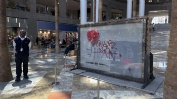 La pintura 'Corazón roto' de Banksy, desfigurada en una pared de Brooklyn, está a la venta
