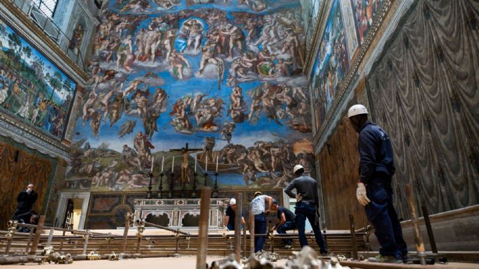 Trabajadores del Vaticano instalan la estufa y chimenea para el cónclave (Video)