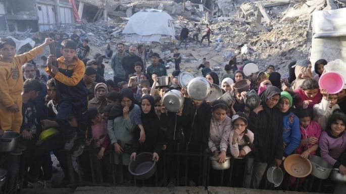 Gente desesperada en Gaza lucha por conseguir alimentos mientras Israel bloquea la ayuda