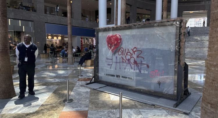 La pintura 'Corazón roto' de Banksy, desfigurada en una pared de Brooklyn, está a la venta