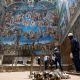 Trabajadores del Vaticano instalan la estufa y chimenea para el cónclave (Video)