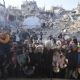Gente desesperada en Gaza lucha por conseguir alimentos mientras Israel bloquea la ayuda