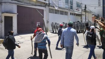 Se enfrentan maestros de CETEG y Guardia Nacional; amagan con irrumpir en bodega del INE (Video)