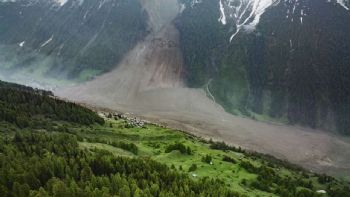 Un pueblo suizo quedó sepultado por el derrumbe de un glaciar (Videos)
