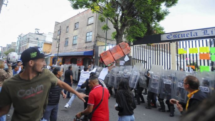 Peralvillo: chocan policías y manifestantes durante protesta en Escuela de Homeopatía (Video)