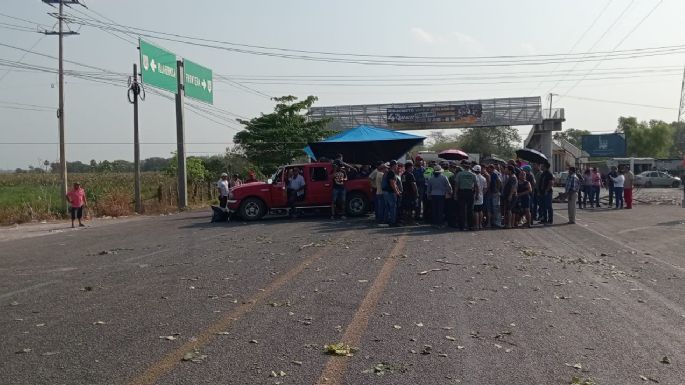 Carretera Villahermosa-Frontera es bloqueda por habitantes que no tienen luz eléctrica