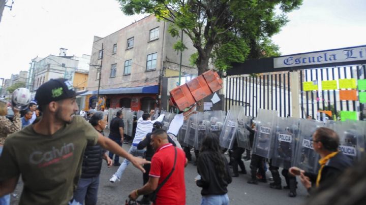 Peralvillo: chocan policías y manifestantes durante protesta en Escuela de Homeopatía (Video)