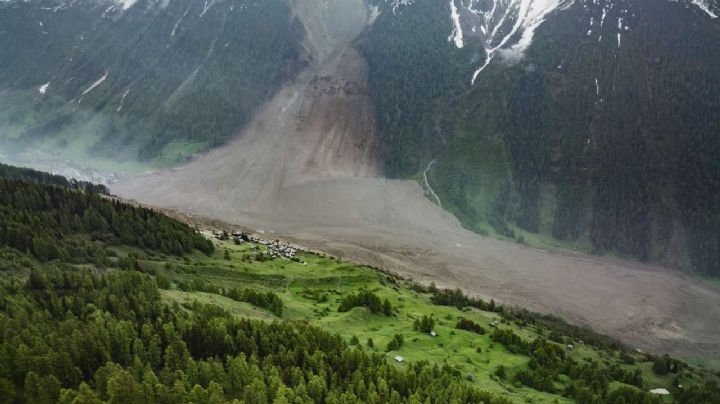 Un pueblo suizo quedó sepultado por el derrumbe de un glaciar (Videos)