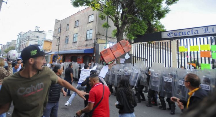 Peralvillo: chocan policías y manifestantes durante protesta en Escuela de Homeopatía (Video)