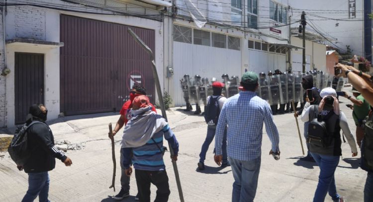 Se enfrentan maestros de CETEG y Guardia Nacional; amagan con irrumpir en bodega del INE (Video)