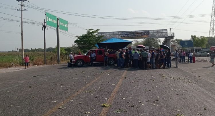 Carretera Villahermosa-Frontera es bloqueda por habitantes que no tienen luz eléctrica