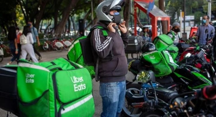 Repartidores de aplicaciones exigen claridad sobre ley para trabajadores de plataformas digitales