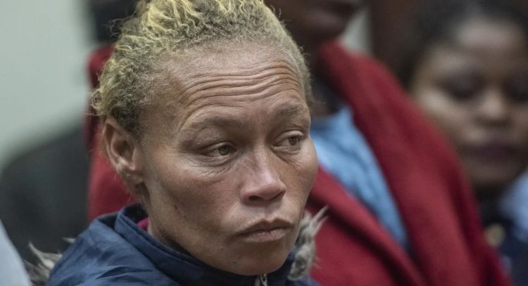 Una mujer sudafricana es condenada a cadena perpetua por vender a su hija de seis años