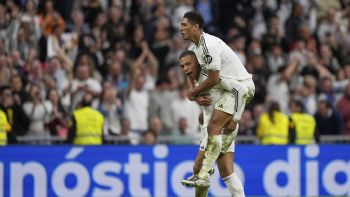 Mbappé marca dos veces y Madrid gana para estar a 4 puntos del Barça antes del "Clásico"