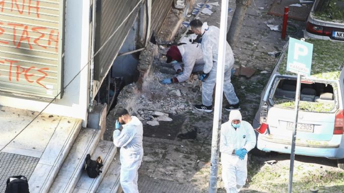 Una mujer muere al explotarle una bomba que iba a colocar afuera de un banco en Grecia