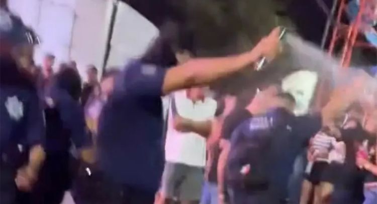 Policías rocían gas pimienta a asistentes a concierto de "El Gran Silencio" en Manzanillo (Video)