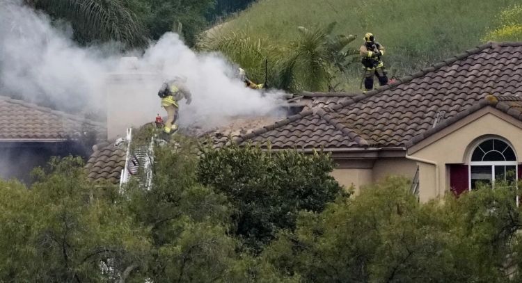 Mueren dos personas y un perro al estrellarse avioneta en vecindario de Los Ángeles