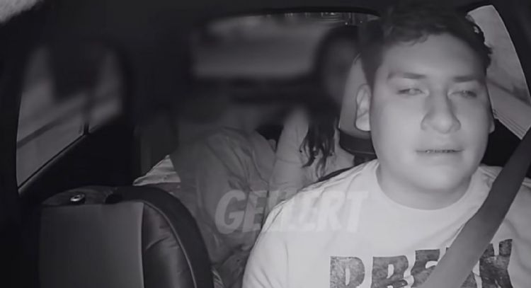 Graban a joven dejando a su amiga inconsciente en un taxi de aplicación