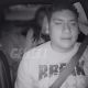 Graban a joven dejando a su amiga inconsciente en un taxi de aplicación