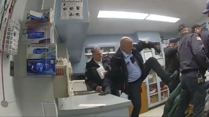 Guardia que ayudó a golpear hasta la muerte a un preso esposado se declara culpable de homicidio