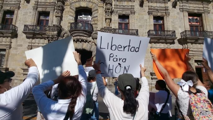 Habitantes de Teuchitlán marchan en defensa de su alcalde, ligado al rancho Izaguirre