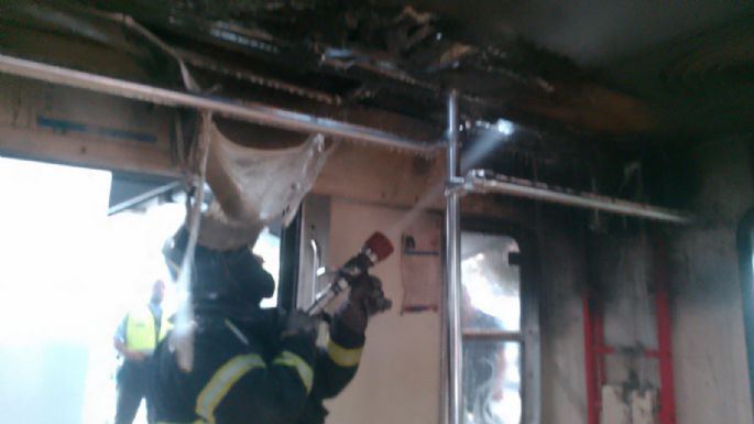 Incendio en un vagón interrumpe el servicio en cuatro estaciones del Tren Ligero (Video)